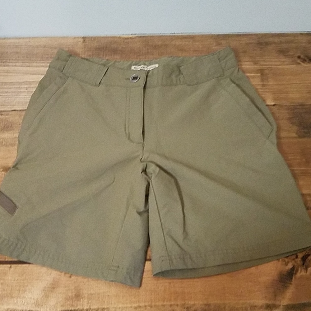 Olive green hiking shorts size 4, 7 inch inseam
